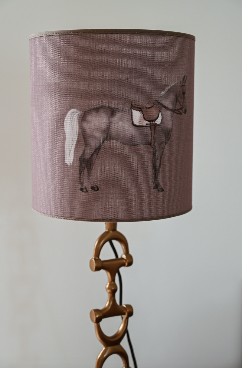 Snaffle Bit Lampa Antique  Brass med mud Petit Horse skärm.