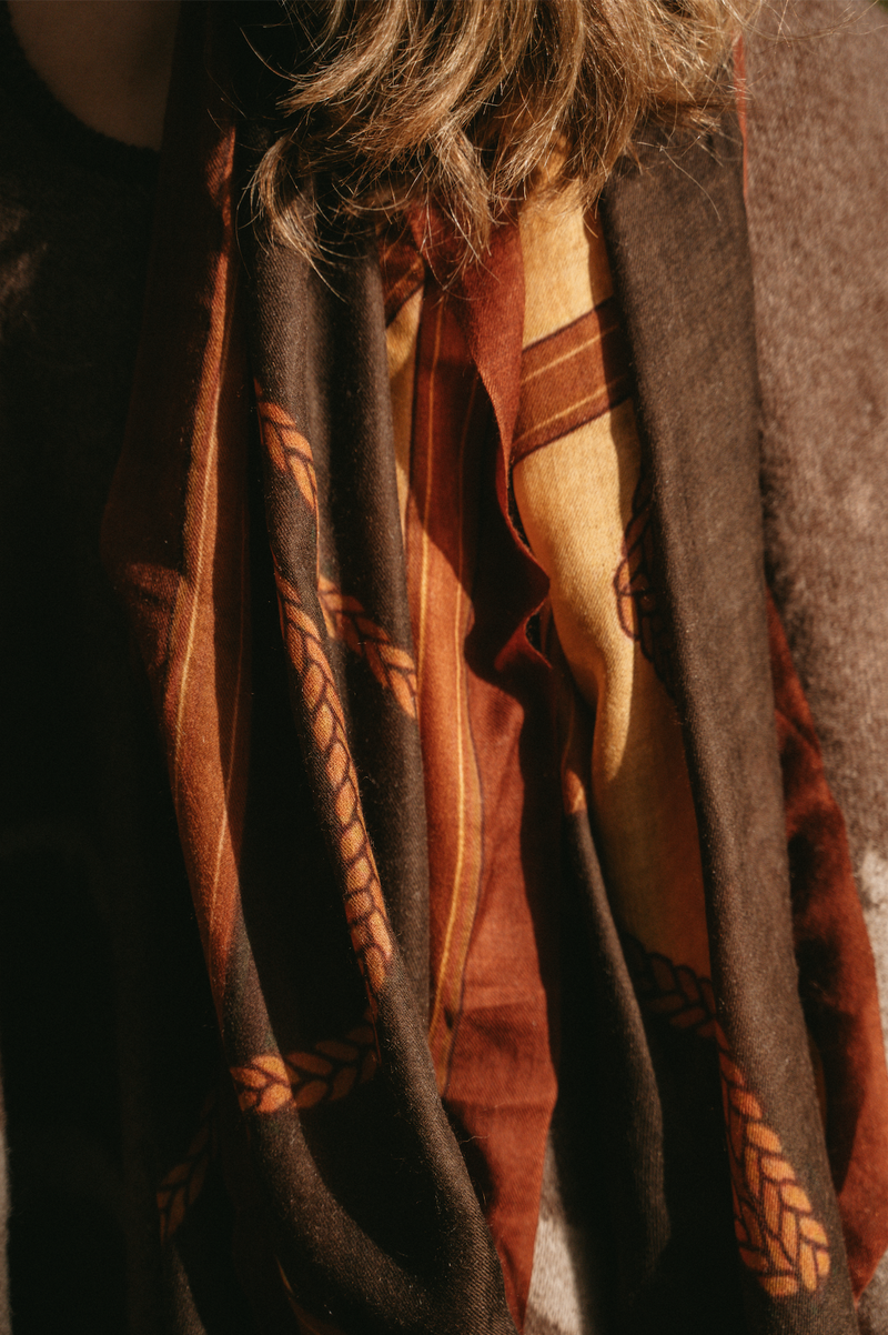 CASHMERE SCARF HORSE BROWN